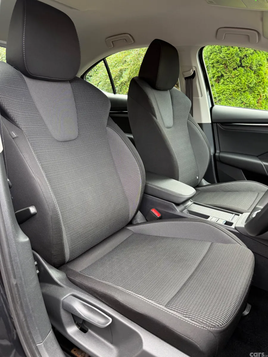 Skoda Octavia Saloon, Diesel, 2023, Black