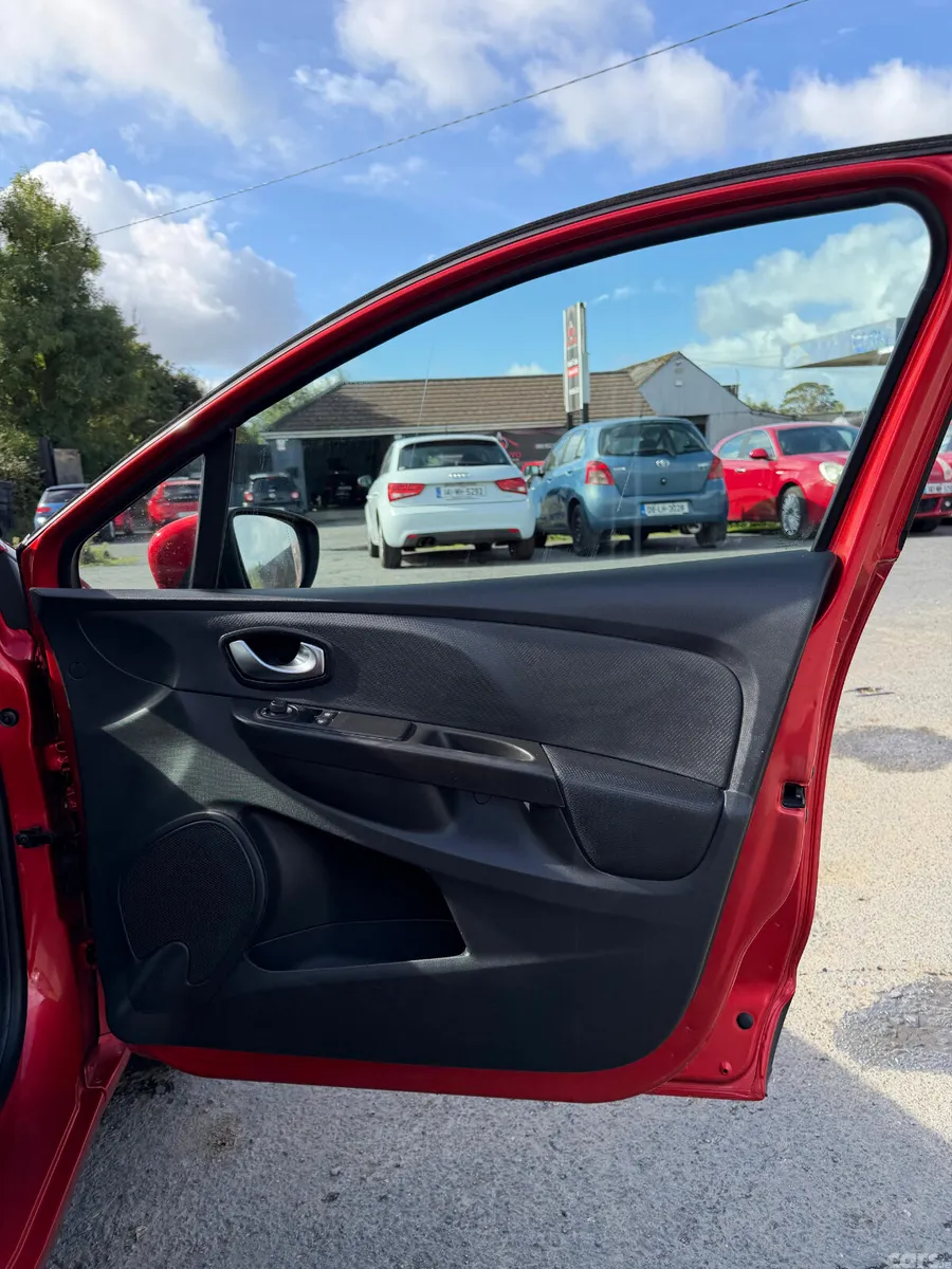 Renault Clio Hatchback, Petrol, 2015, Red