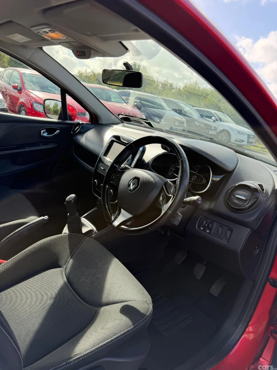 Renault Clio Hatchback, Petrol, 2015, Red
