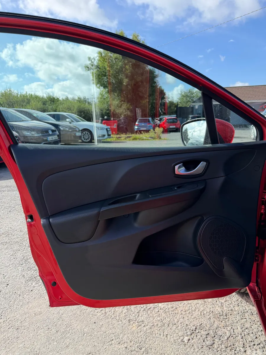 Renault Clio Hatchback, Petrol, 2015, Red