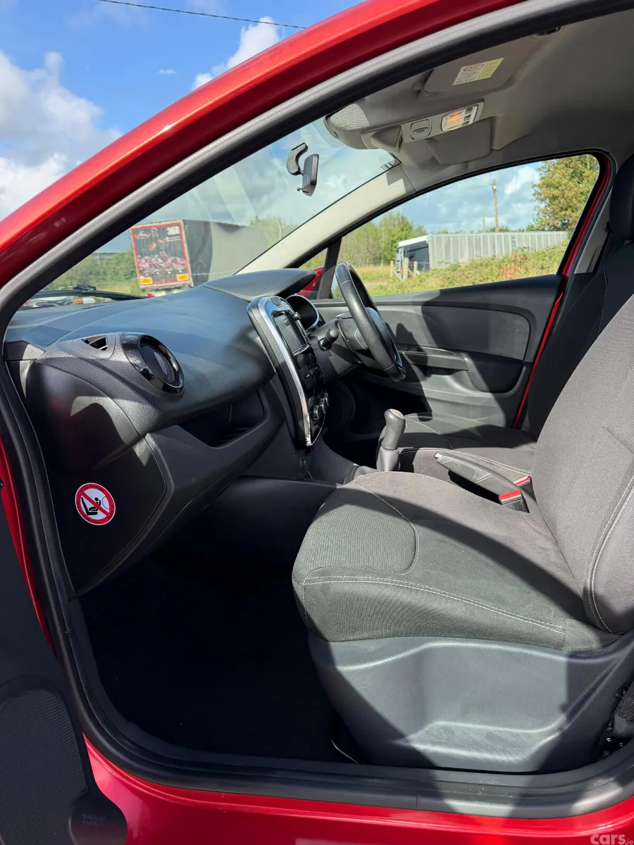 Renault Clio Hatchback, Petrol, 2015, Red