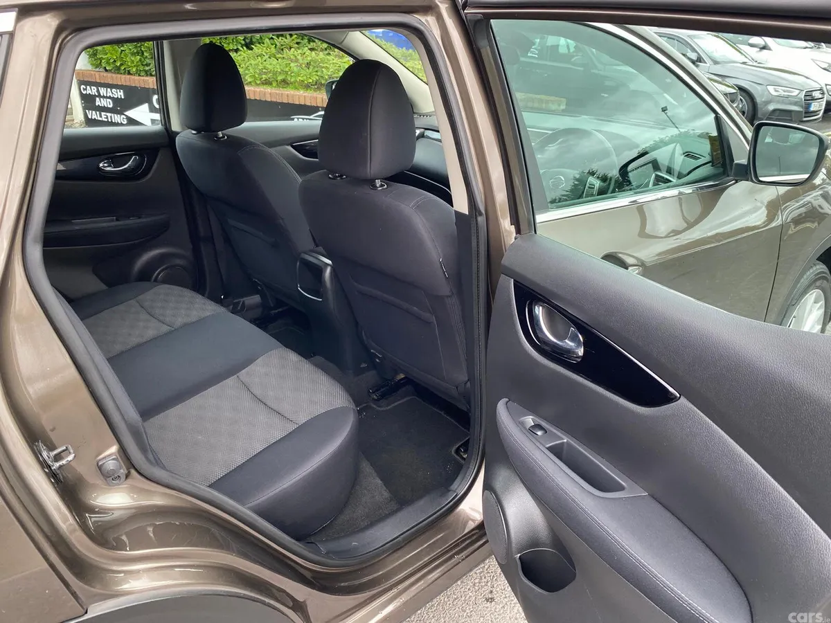 Nissan Qashqai Hatchback, Diesel, 2015, Brown