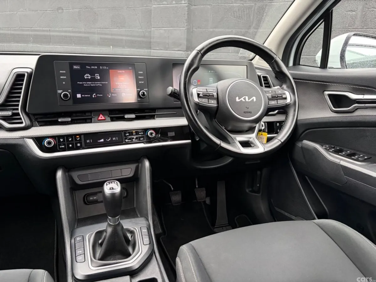 Kia Sportage MPV, Diesel, 2022, White