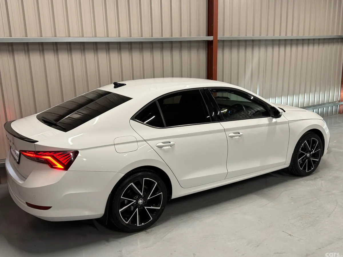 Skoda Octavia Saloon, Diesel, 2021, White