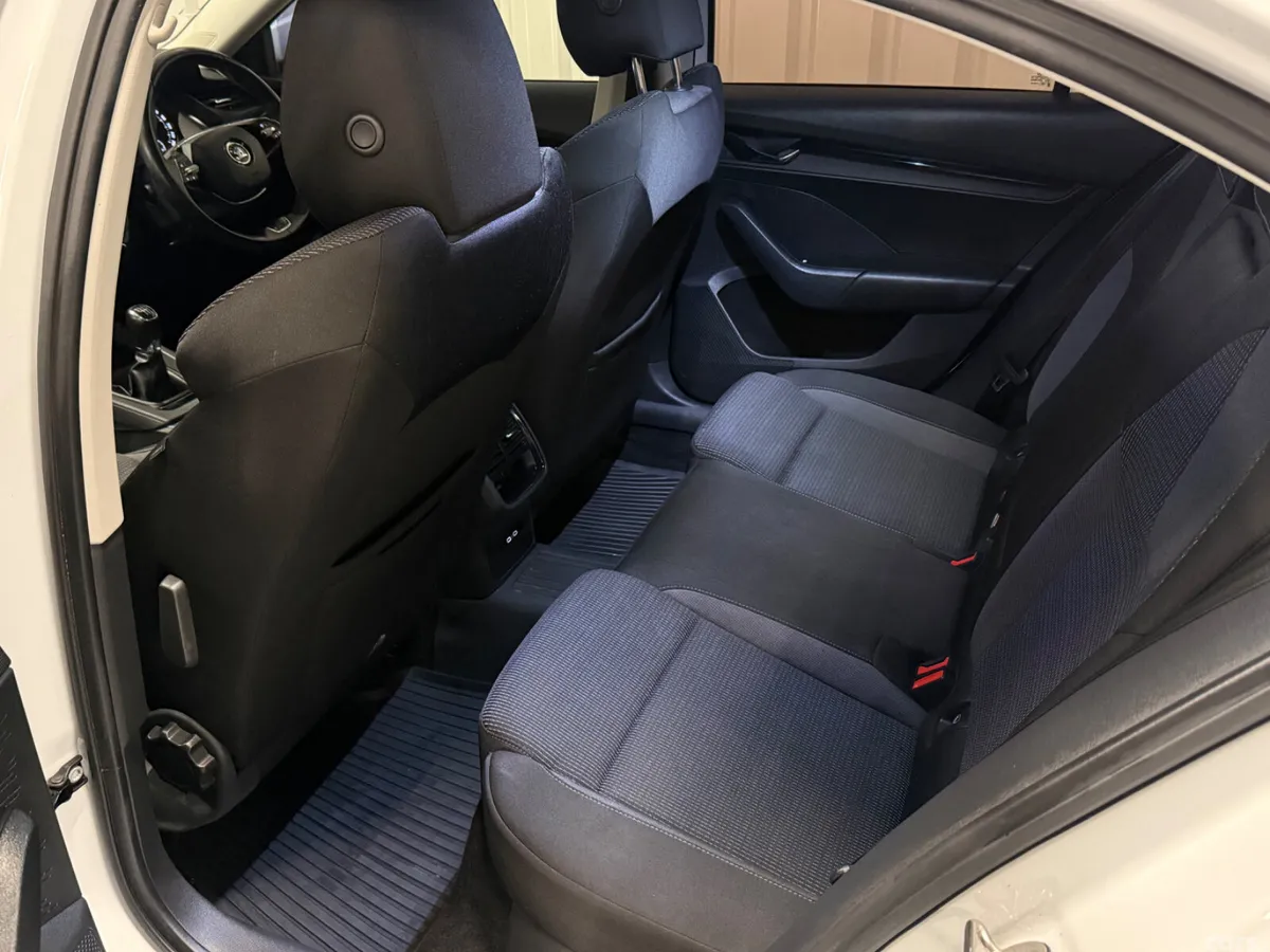 Skoda Octavia Saloon, Diesel, 2021, White