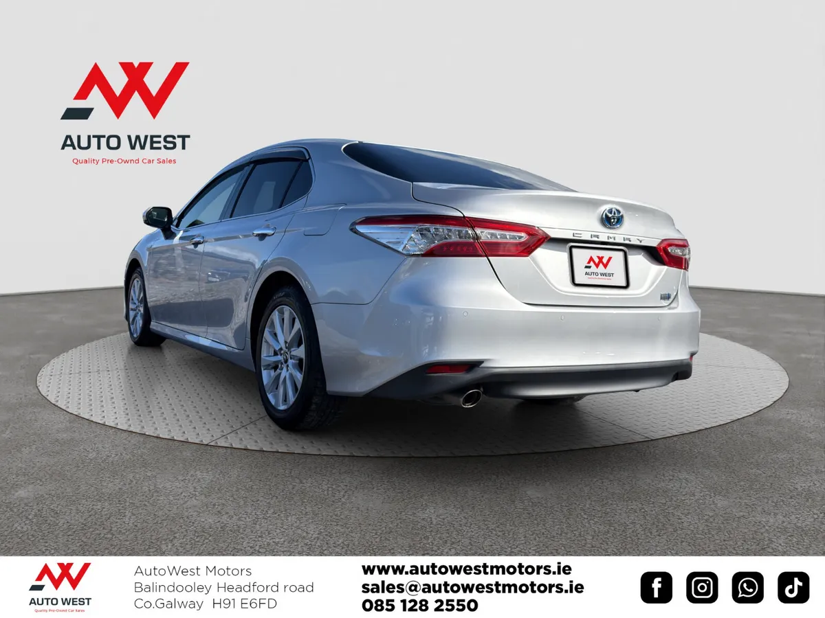 Toyota Camry Saloon, Petrol Hybrid, 2019, Silver