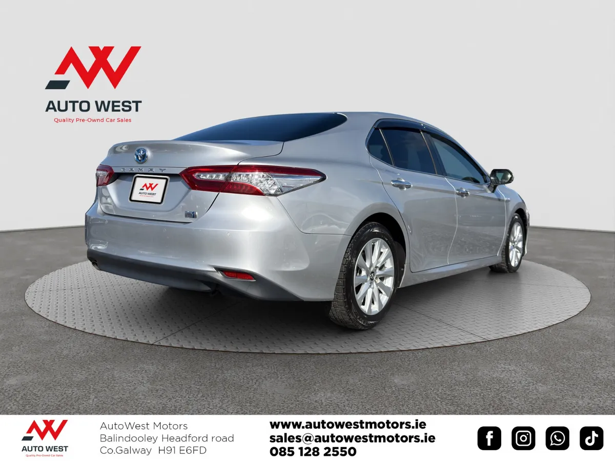 Toyota Camry Saloon, Petrol Hybrid, 2019, Silver