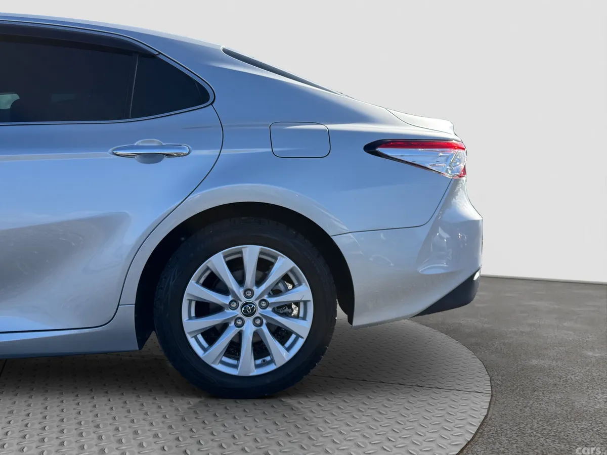 Toyota Camry Saloon, Petrol Hybrid, 2019, Silver
