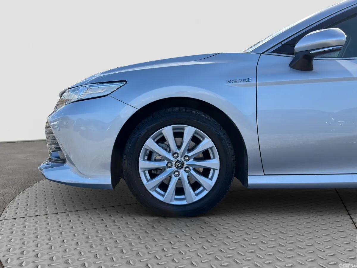 Toyota Camry Saloon, Petrol Hybrid, 2019, Silver