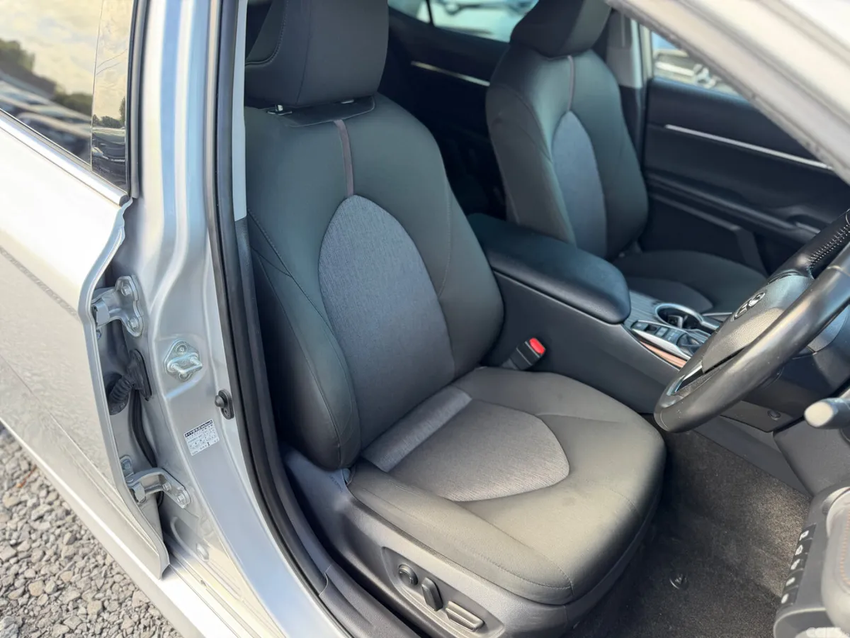 Toyota Camry Saloon, Petrol Hybrid, 2019, Silver