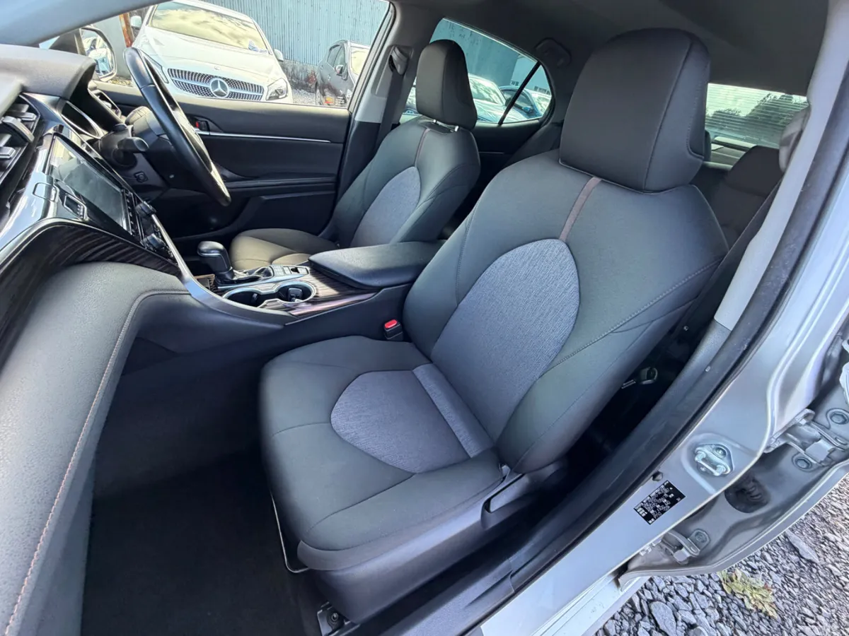Toyota Camry Saloon, Petrol Hybrid, 2019, Silver