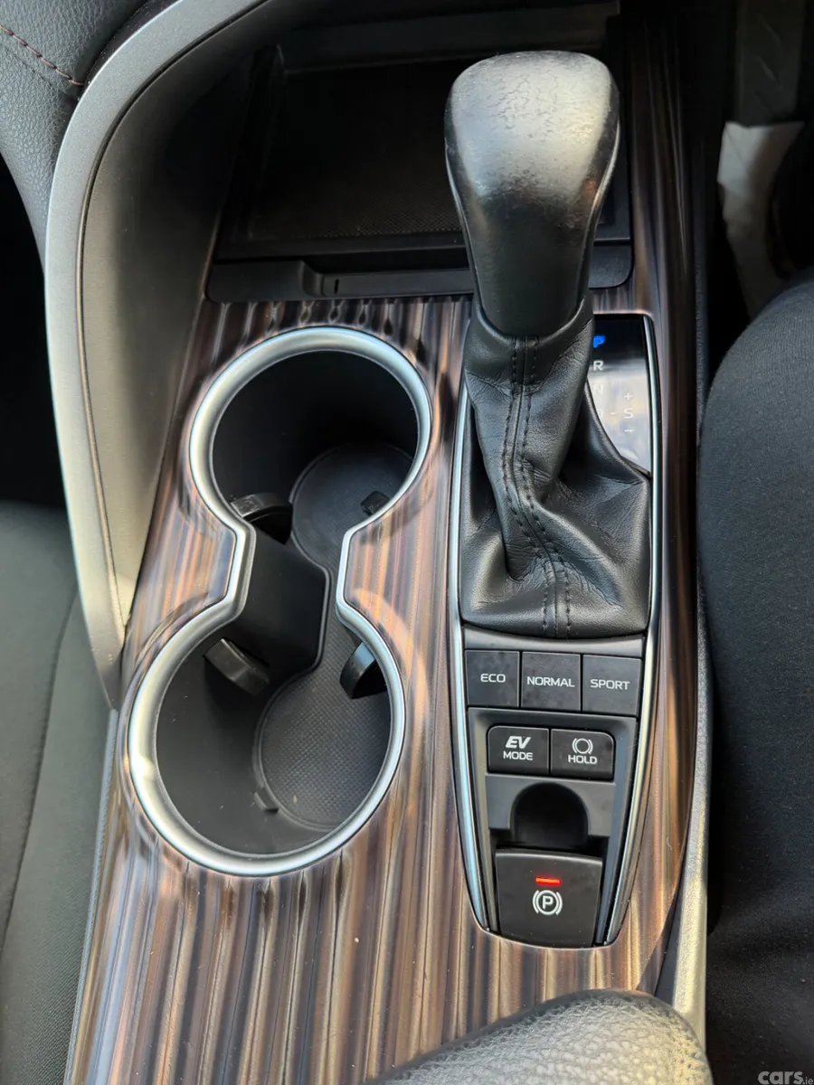 Toyota Camry Saloon, Petrol Hybrid, 2019, Silver