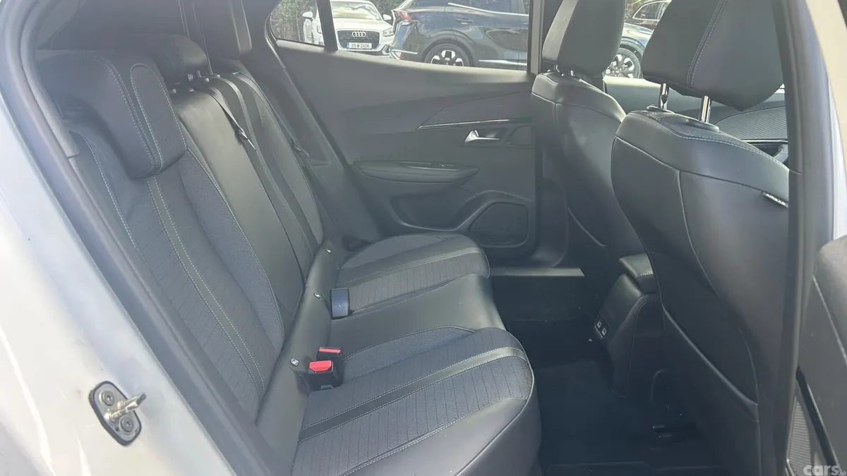 Peugeot 2008 MPV, Petrol, 2021, White