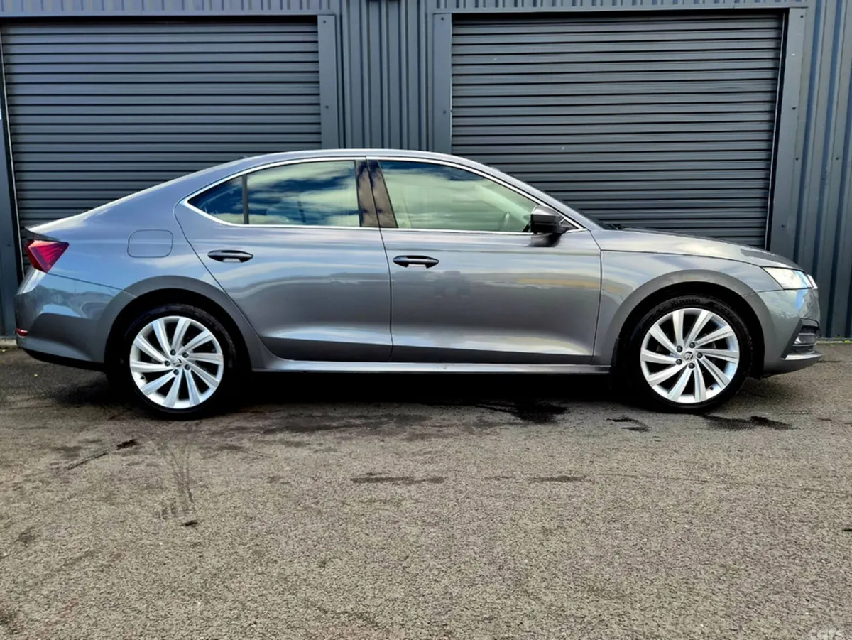Skoda Octavia Hatchback, Diesel, 2023, Grey