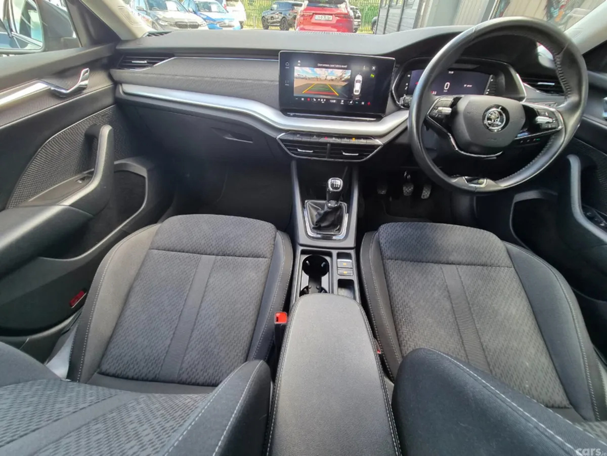 Skoda Octavia Hatchback, Diesel, 2023, Grey