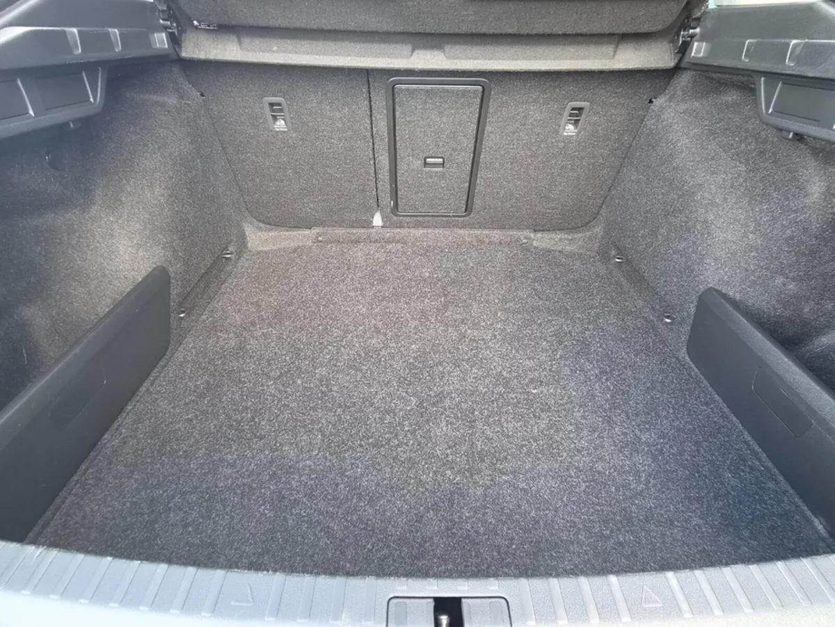Skoda Octavia Hatchback, Diesel, 2023, Grey