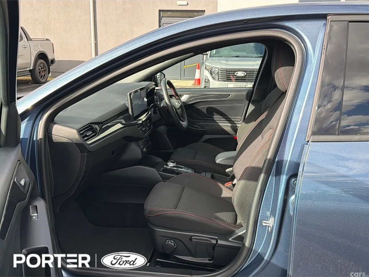 Ford Focus Hatchback, Diesel, 2024, Blue