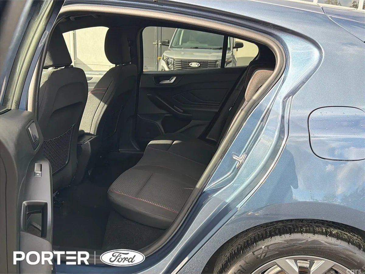Ford Focus Hatchback, Diesel, 2024, Blue