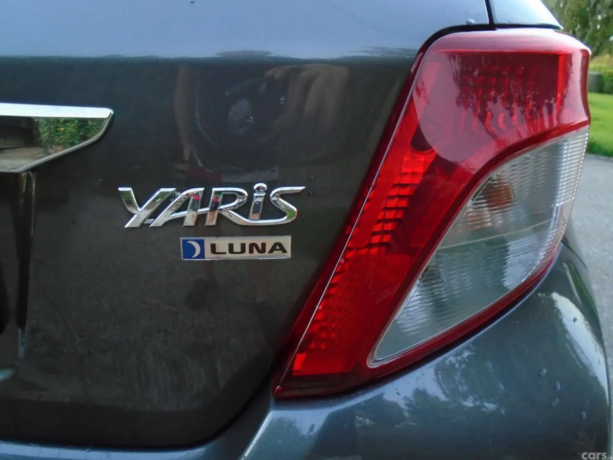 Toyota Yaris Hatchback, Petrol, 2012, Grey