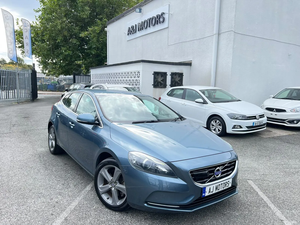 Volvo V40 Hatchback, Petrol, 2015, Blue