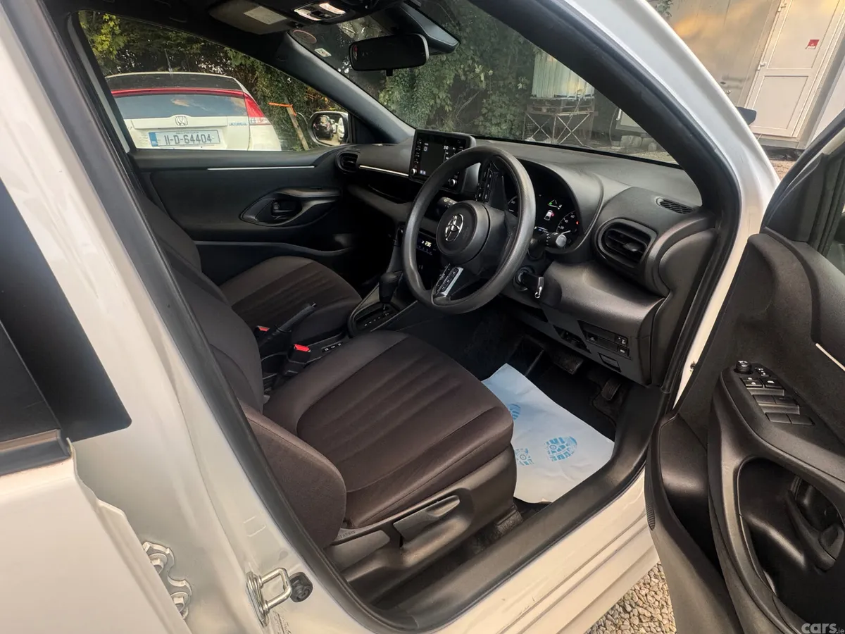 Toyota Yaris Hatchback, Petrol Hybrid, 2023, White