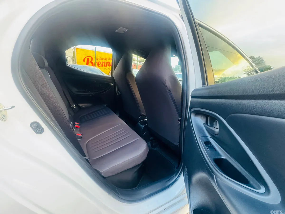 Toyota Yaris Hatchback, Petrol Hybrid, 2023, White