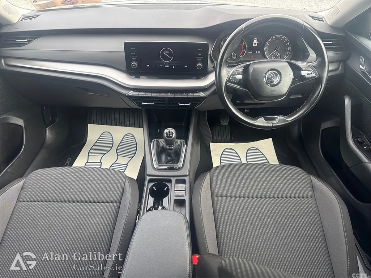 Skoda Octavia Hatchback, Petrol, 2022, Grey