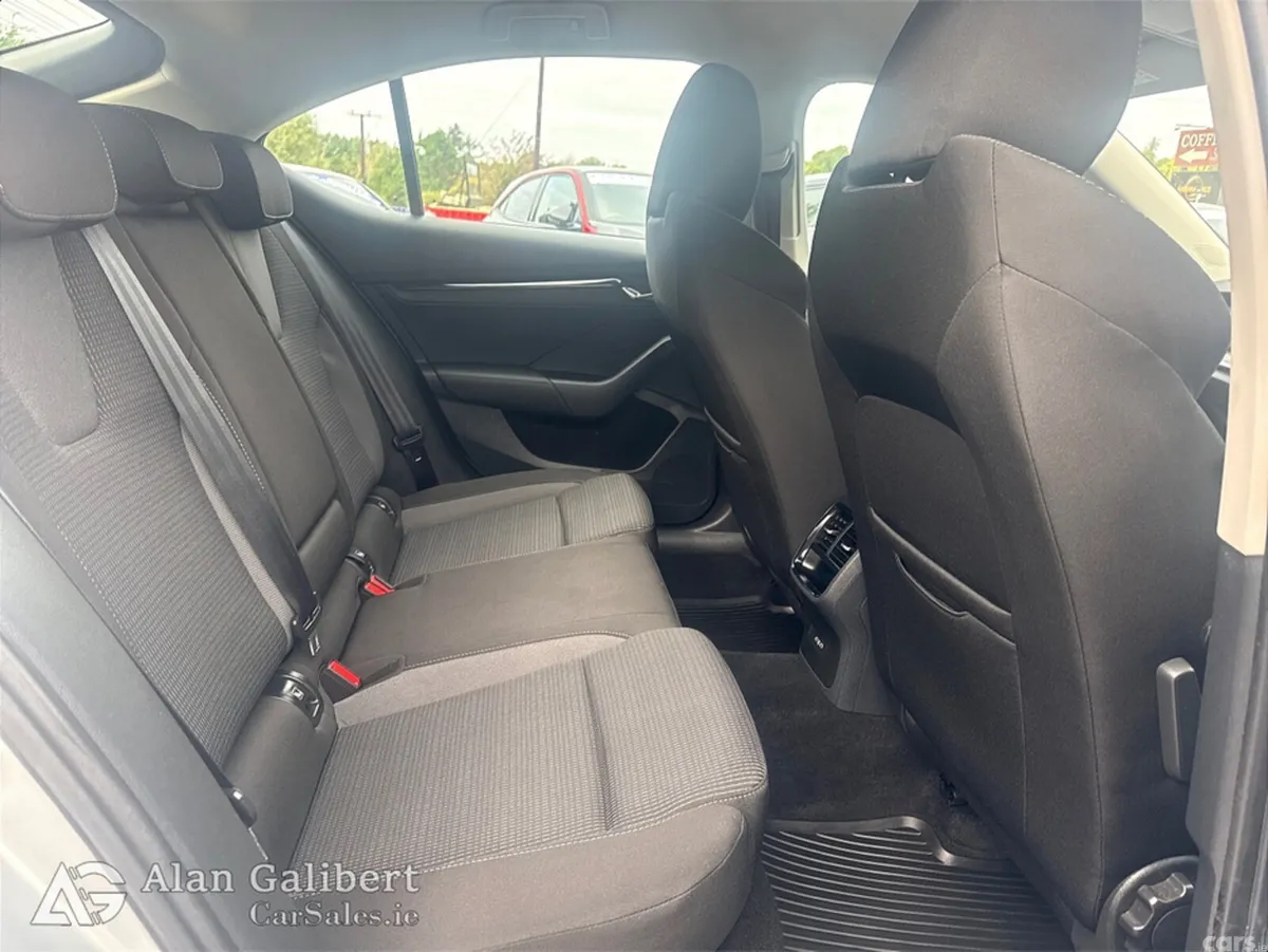 Skoda Octavia Hatchback, Petrol, 2022, Grey