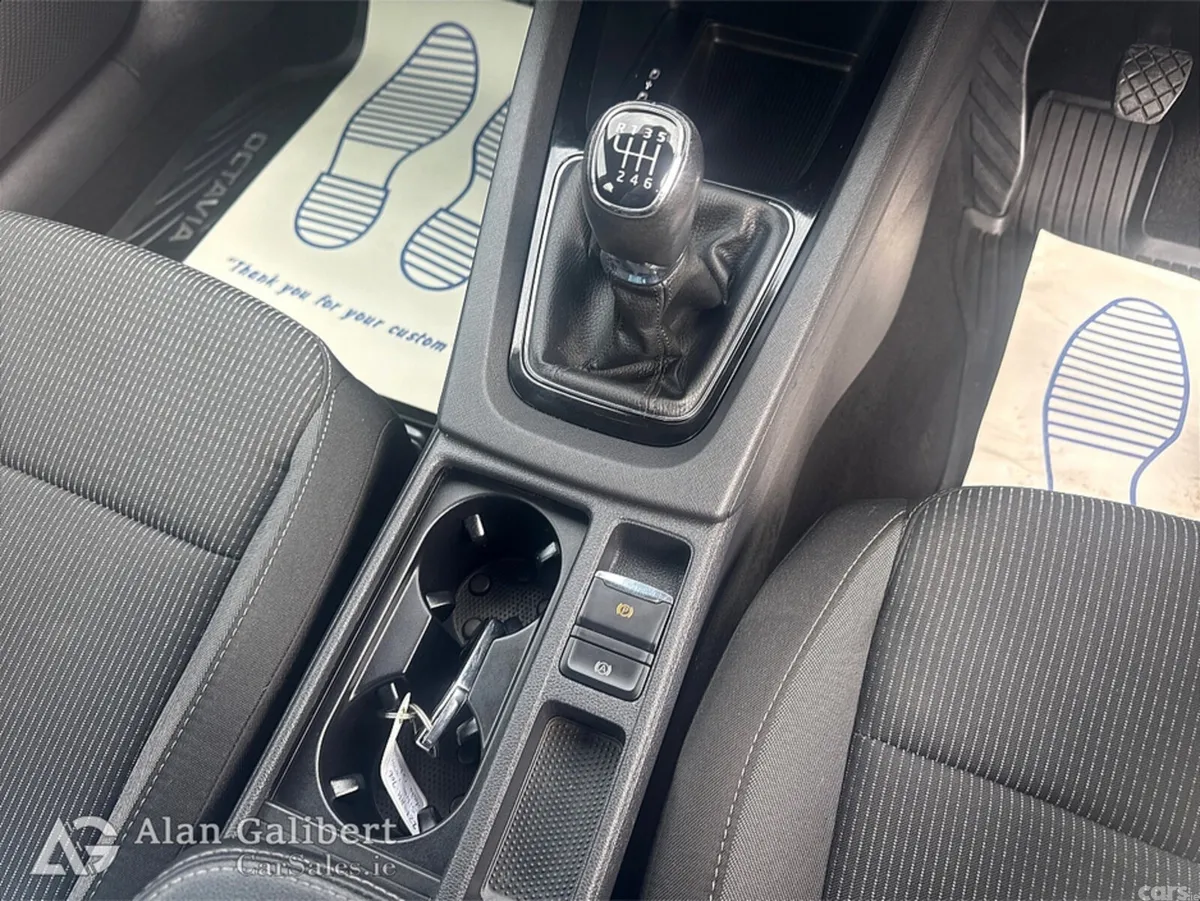 Skoda Octavia Hatchback, Petrol, 2022, Grey