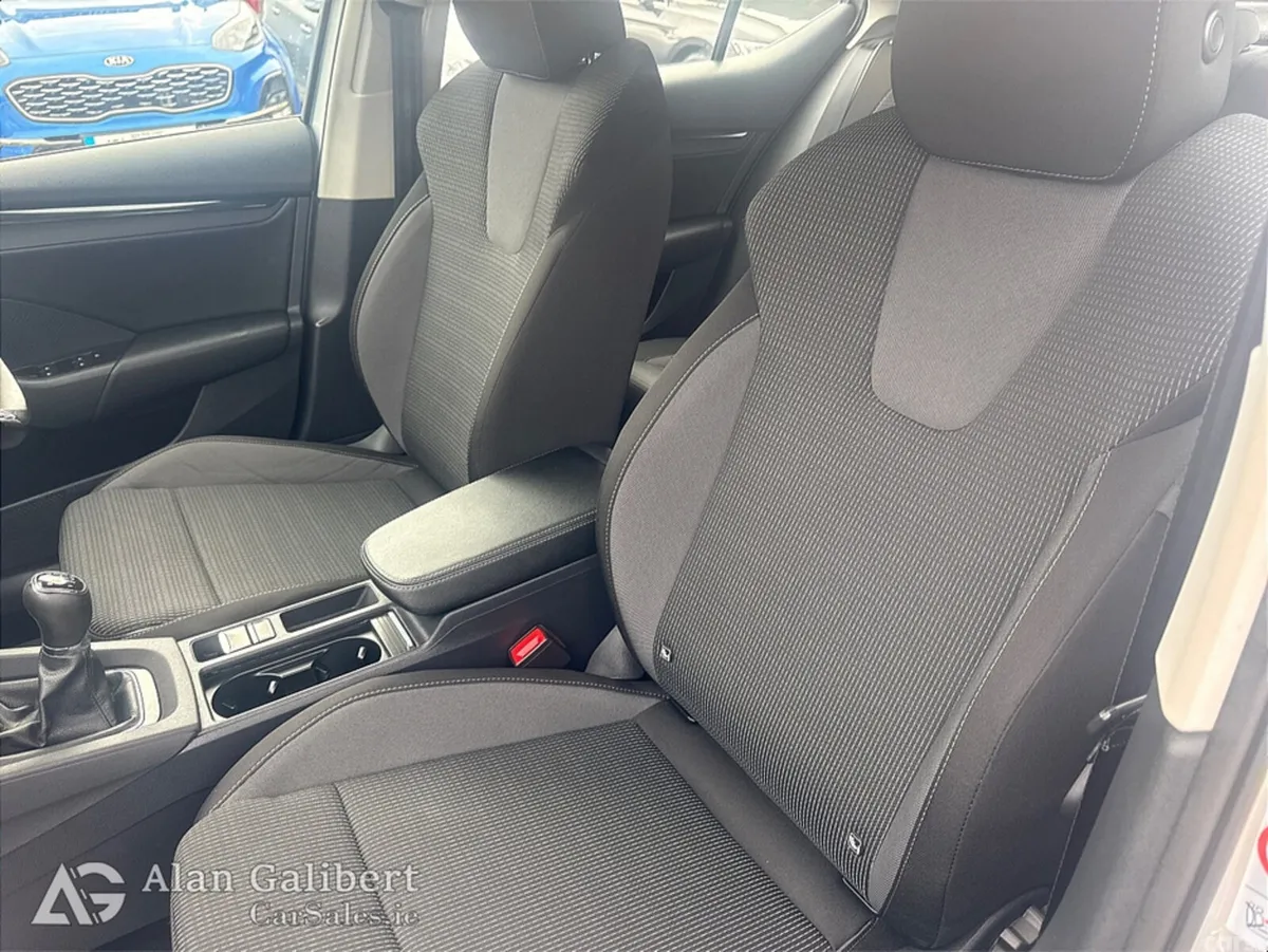 Skoda Octavia Hatchback, Petrol, 2022, Grey
