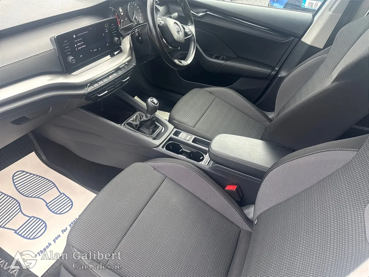 Skoda Octavia Hatchback, Petrol, 2022, Grey