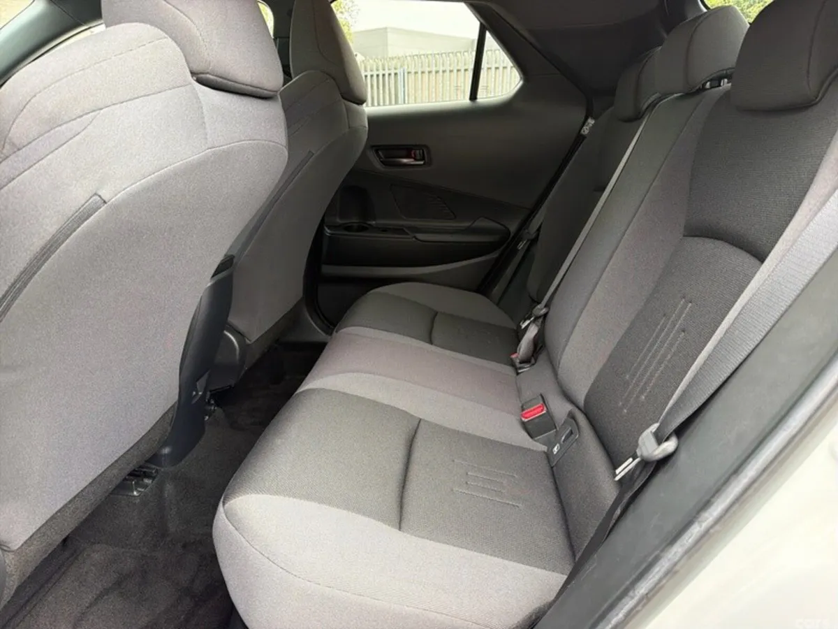Toyota C-HR SUV, Petrol Hybrid, 2024, White
