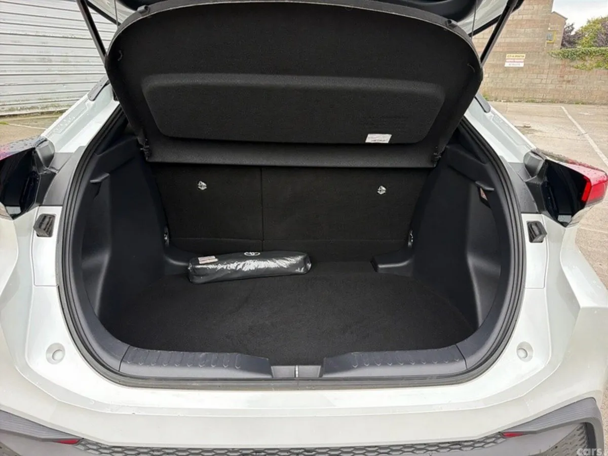 Toyota C-HR SUV, Petrol Hybrid, 2024, White