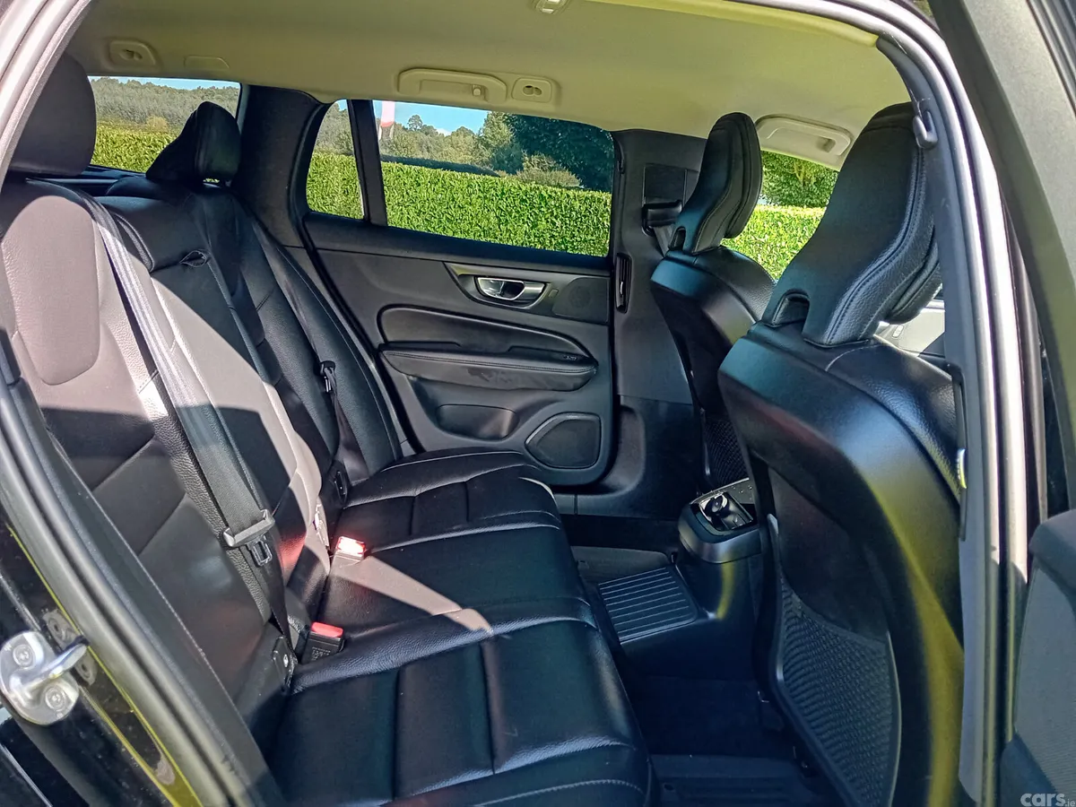 Volvo V60 Estate, Petrol Plug-in Hybrid, 2023, Black