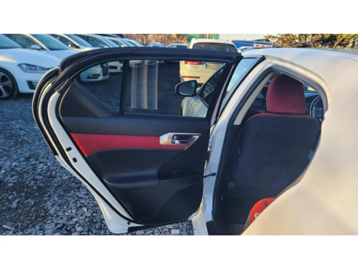 Lexus CT Hatchback, Petrol Hybrid, 2016, White