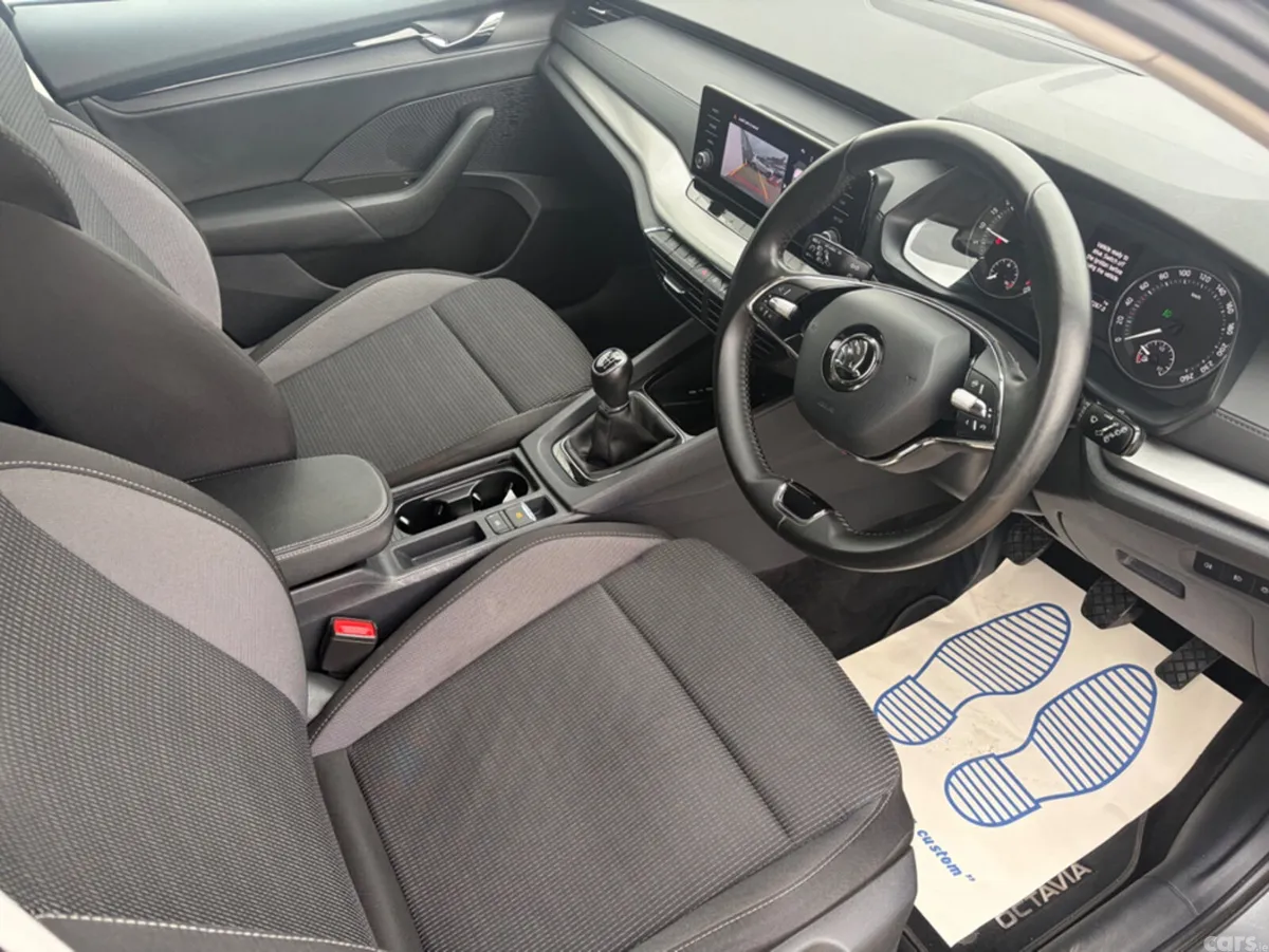 Skoda Octavia Hatchback, Diesel, 2023, Grey