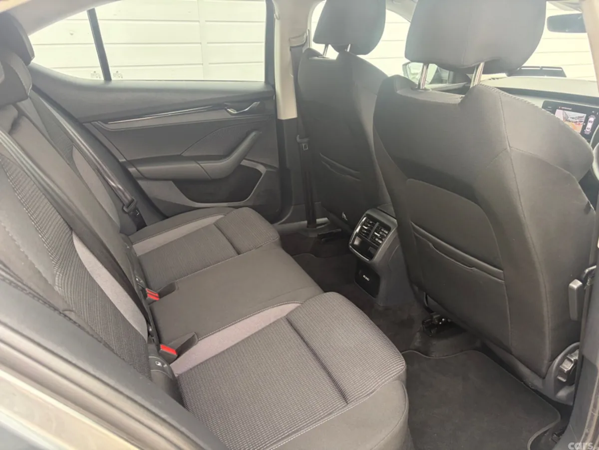 Skoda Octavia Hatchback, Diesel, 2023, Grey