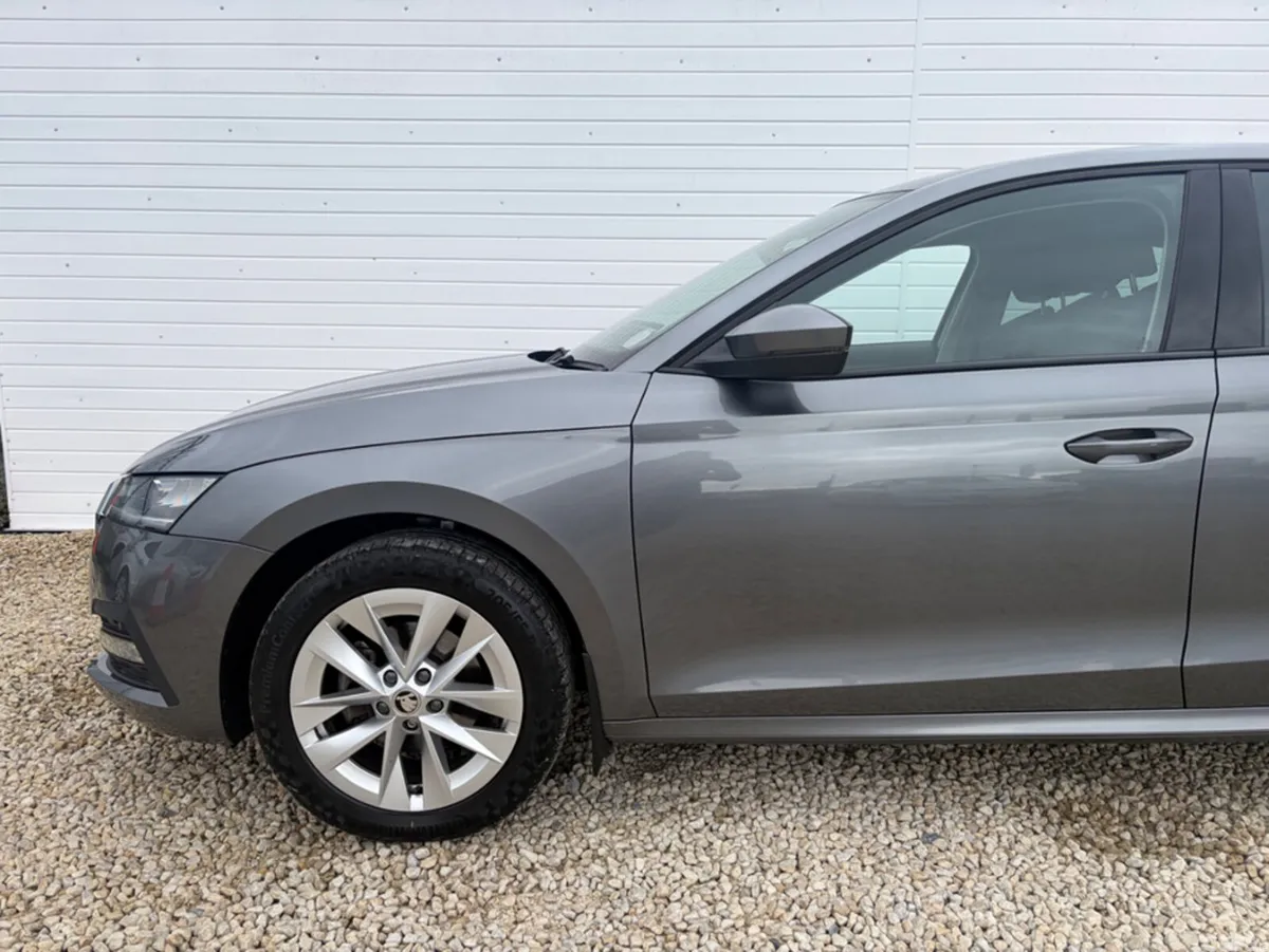 Skoda Octavia Hatchback, Diesel, 2023, Grey