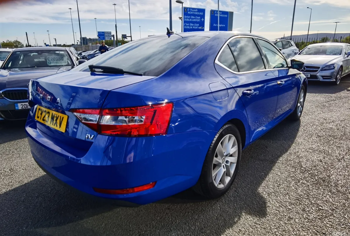 Skoda Superb Hatchback, Petrol Plug-in Hybrid, 2023, Blue
