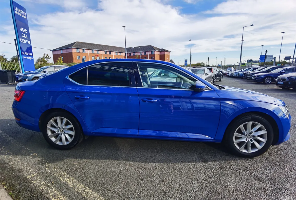 Skoda Superb Hatchback, Petrol Plug-in Hybrid, 2023, Blue