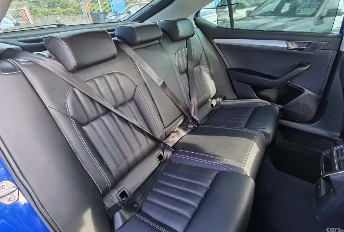 Skoda Superb Hatchback, Petrol Plug-in Hybrid, 2023, Blue