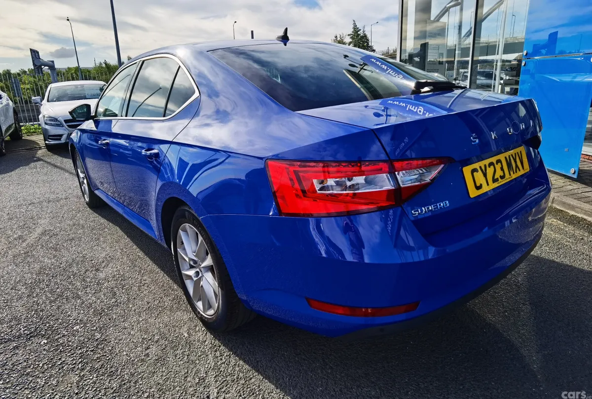 Skoda Superb Hatchback, Petrol Plug-in Hybrid, 2023, Blue