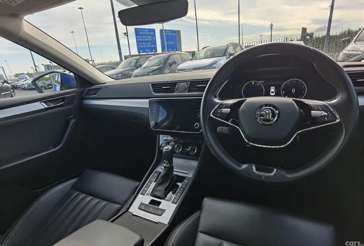 Skoda Superb Hatchback, Petrol Plug-in Hybrid, 2023, Blue