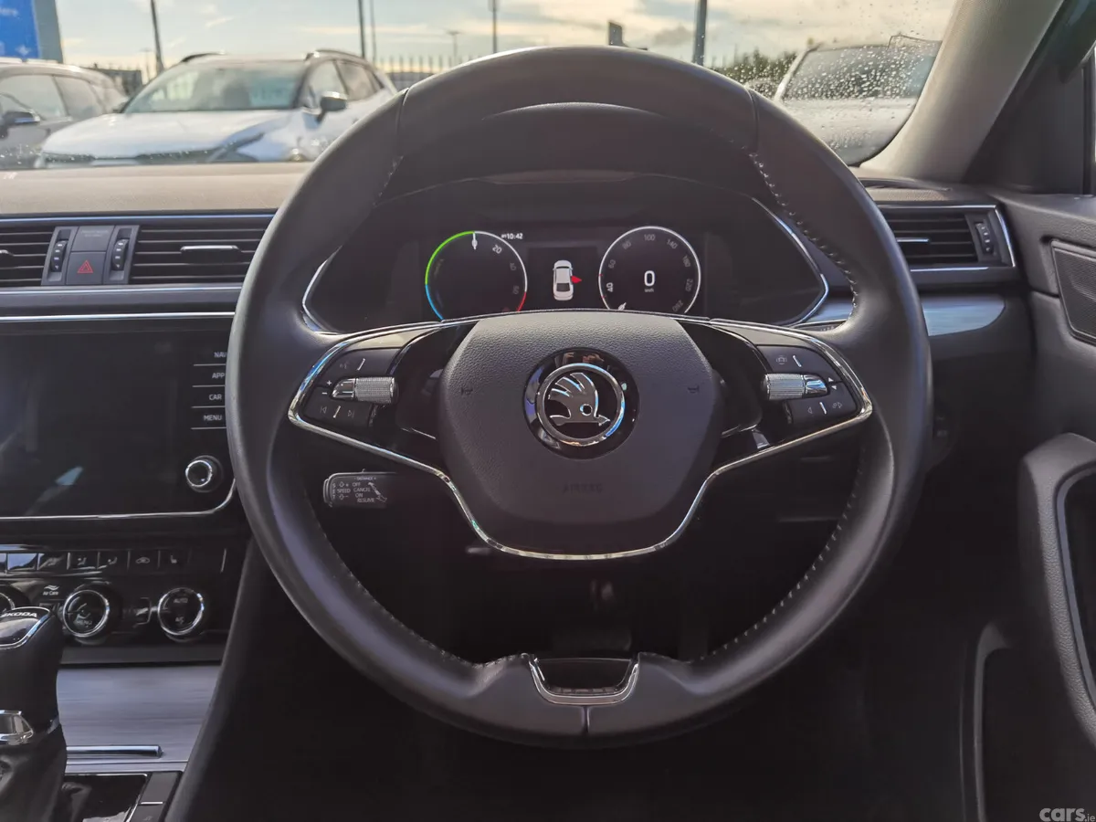 Skoda Superb Hatchback, Petrol Plug-in Hybrid, 2023, Blue