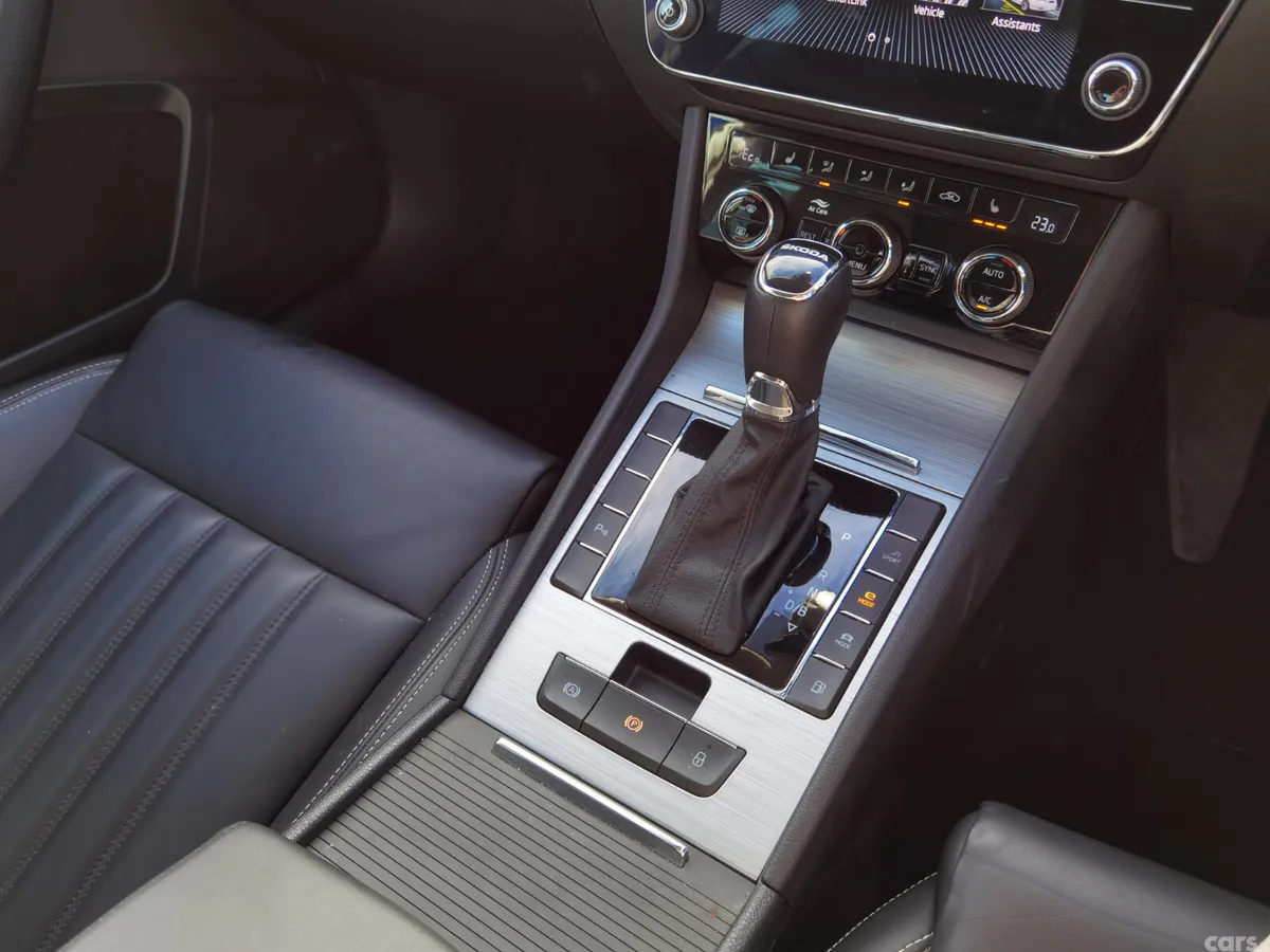 Skoda Superb Hatchback, Petrol Plug-in Hybrid, 2023, Blue