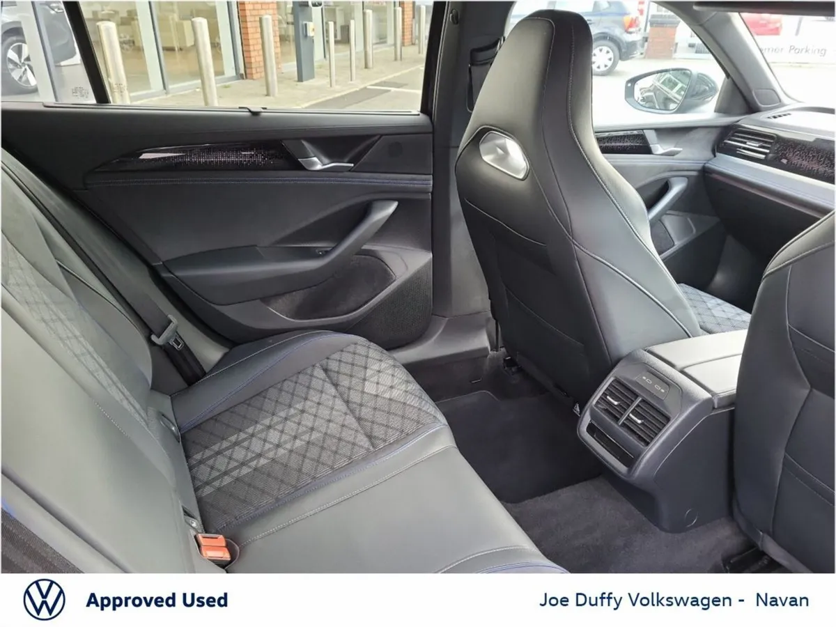 Volkswagen Passat Estate, Petrol Plug-in Hybrid, 2025, Black