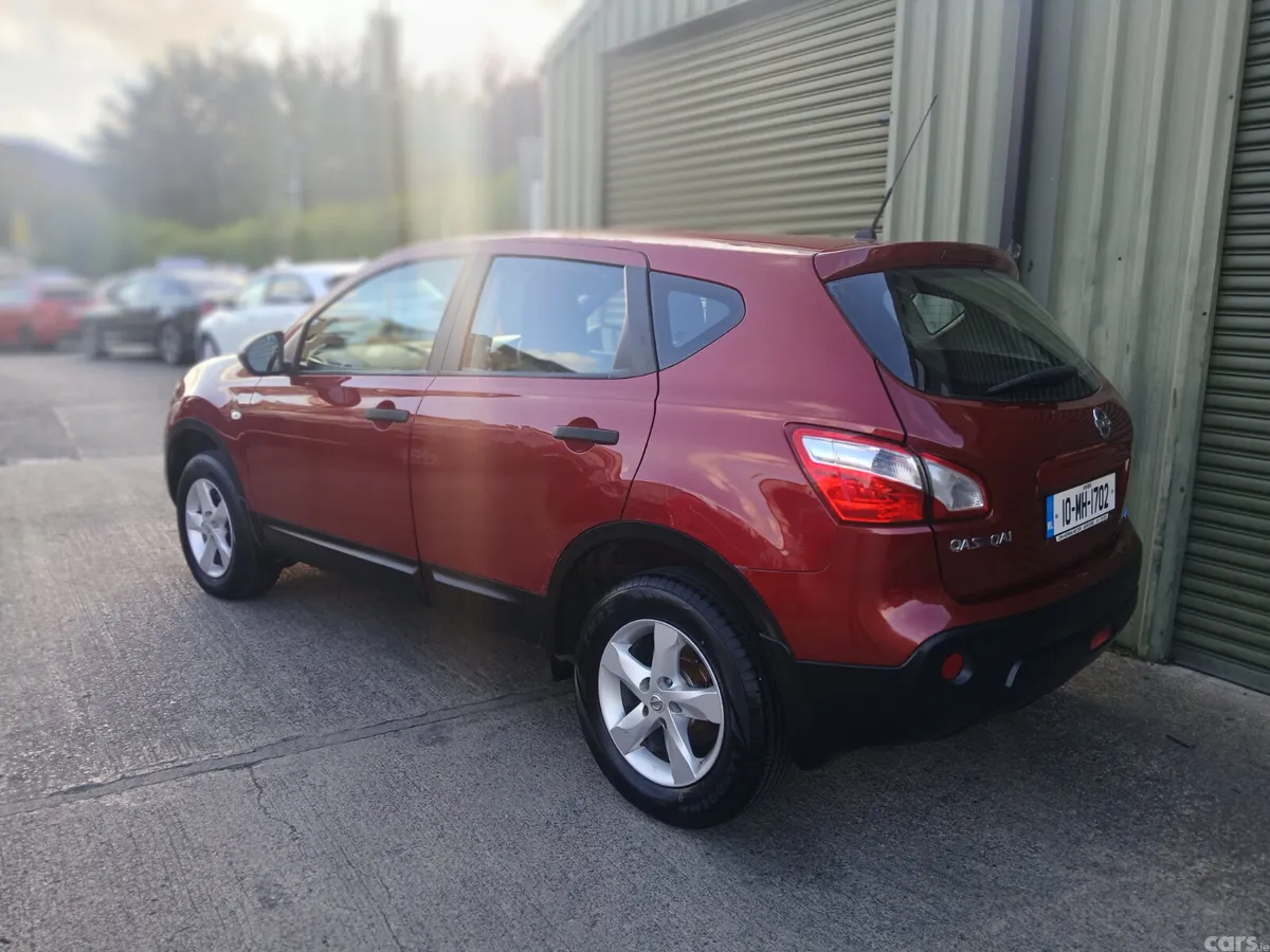 Nissan Qashqai Hatchback, Diesel, 2010, Red