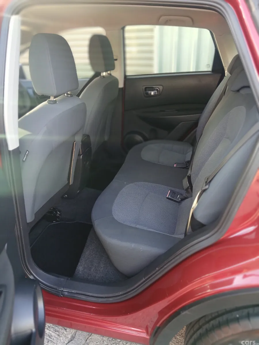 Nissan Qashqai Hatchback, Diesel, 2010, Red