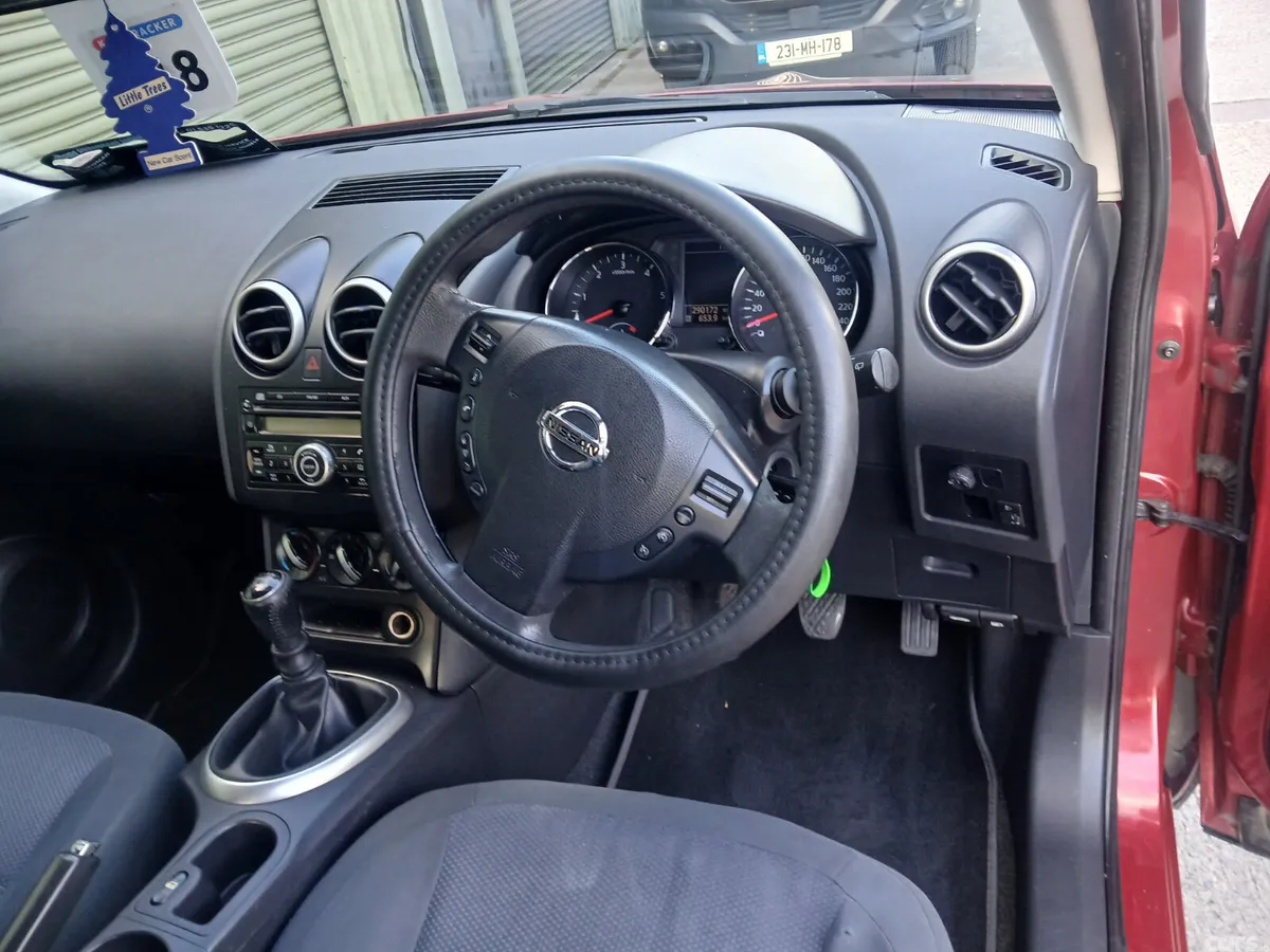 Nissan Qashqai Hatchback, Diesel, 2010, Red