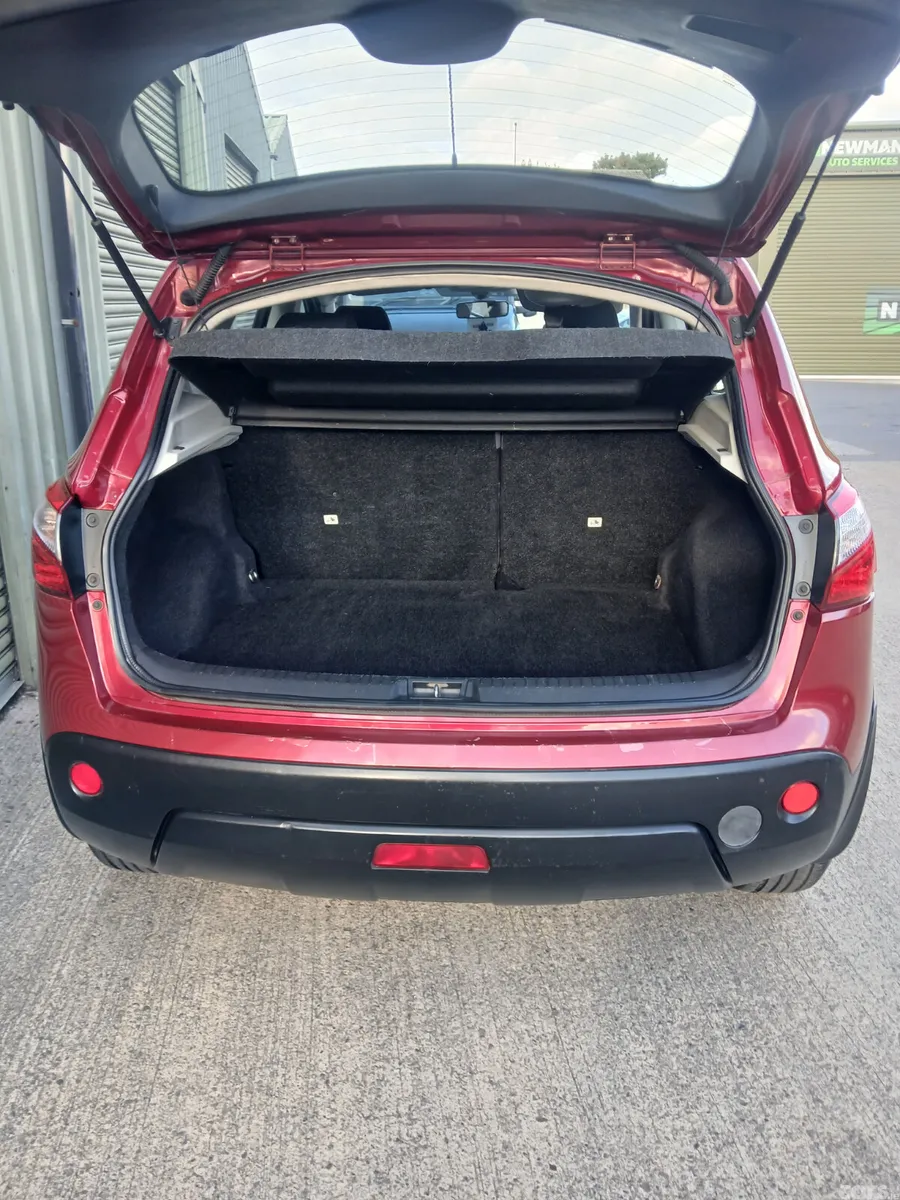 Nissan Qashqai Hatchback, Diesel, 2010, Red